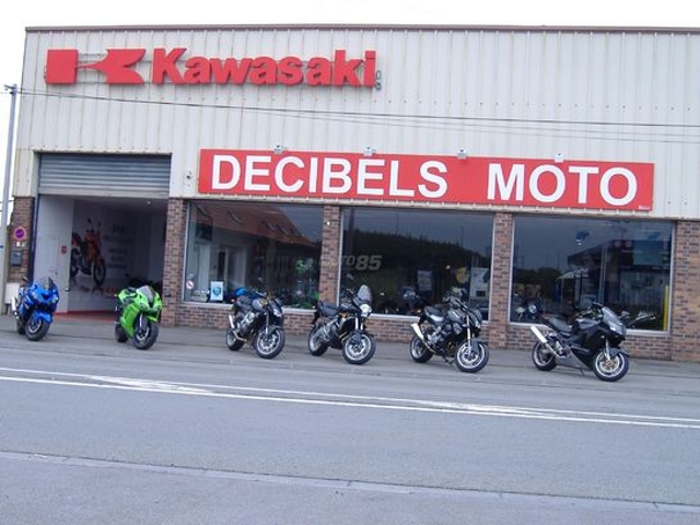 La façade de Décibels Moto, concessionnaire Kawasaki à Wambrechies.