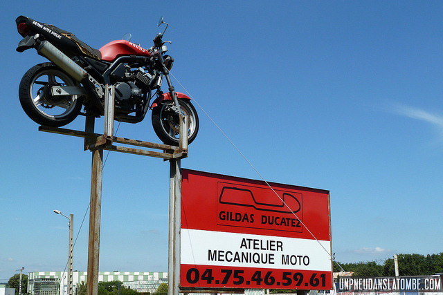 L'enseigne de l'atelier moto de Gildas Ducatez.