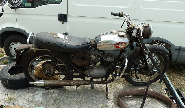 Une jolie BSA dans son jus, exposée à Saint-Jean-de-Maruéjols-et-Avéjan.