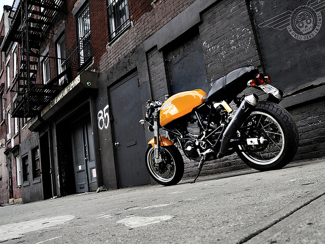 Une Ducati Sport Classic, immortalisée dans une ruelle de New York.