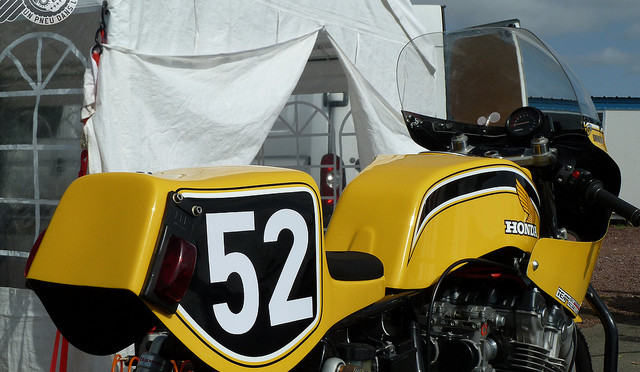 Un superbe racer jaune, sur base de Honda CB 750.