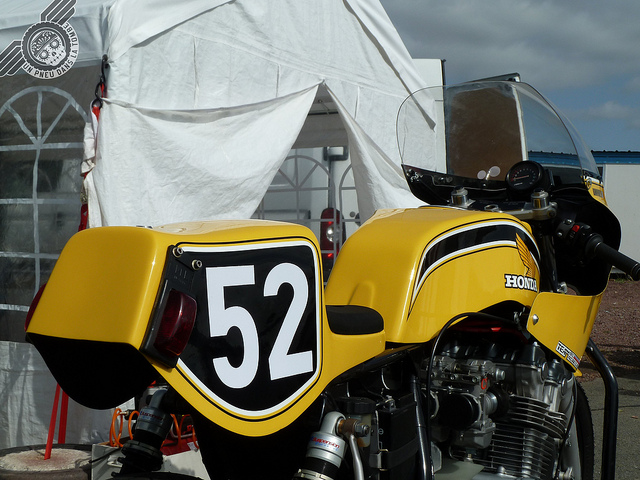 Un superbe racer jaune, sur base de Honda CB 750.