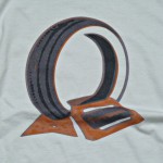 Le motif du t-shirt "The Rubber" de "Un pneu dans la tombe".
