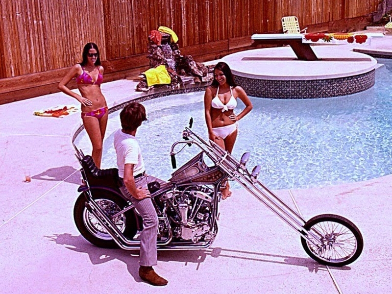Un dragueur séduisant 2 jeunes femmes en bikini grâce à son chopper.