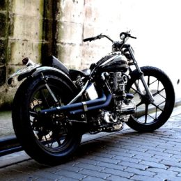 Harley-Davidson Knucklehead chopper : une bécane signée Hot-Dock Custom Cycles.