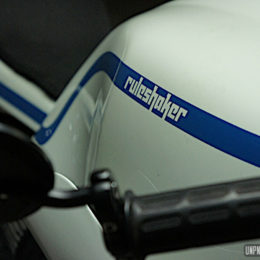 Une Honda CB 750 Seven Fifty cafe-racer, sortie de chez Ruleshaker...