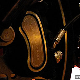 Une Harley-Davidson Softail Breakout, shootée dans les studios Gibson à Berlin...