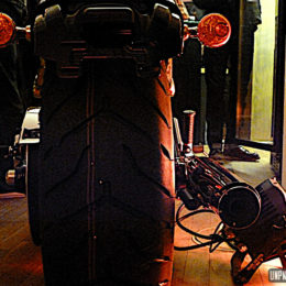 Une Harley-Davidson Softail Breakout, shootée dans les studios Gibson à Berlin...