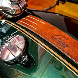 Moto Guzzi V65 cafe-racer : une bécane signée Tricana Motorcycles.