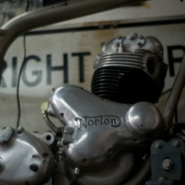L'atelier moto de 6th Street Specials, à travers l'objectif de Grant Ray...