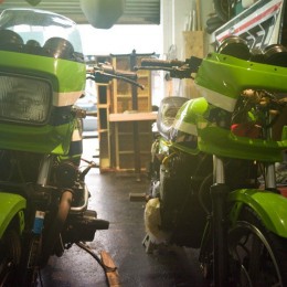 L'atelier moto de Kaminari Racing, à travers l'objectif de Grant Ray...