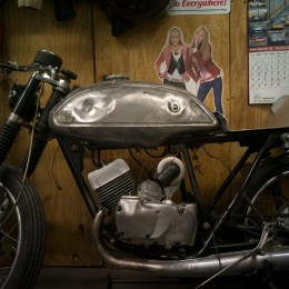 L'atelier moto de Brooklyn Moto, à travers l'objectif de Grant Ray...