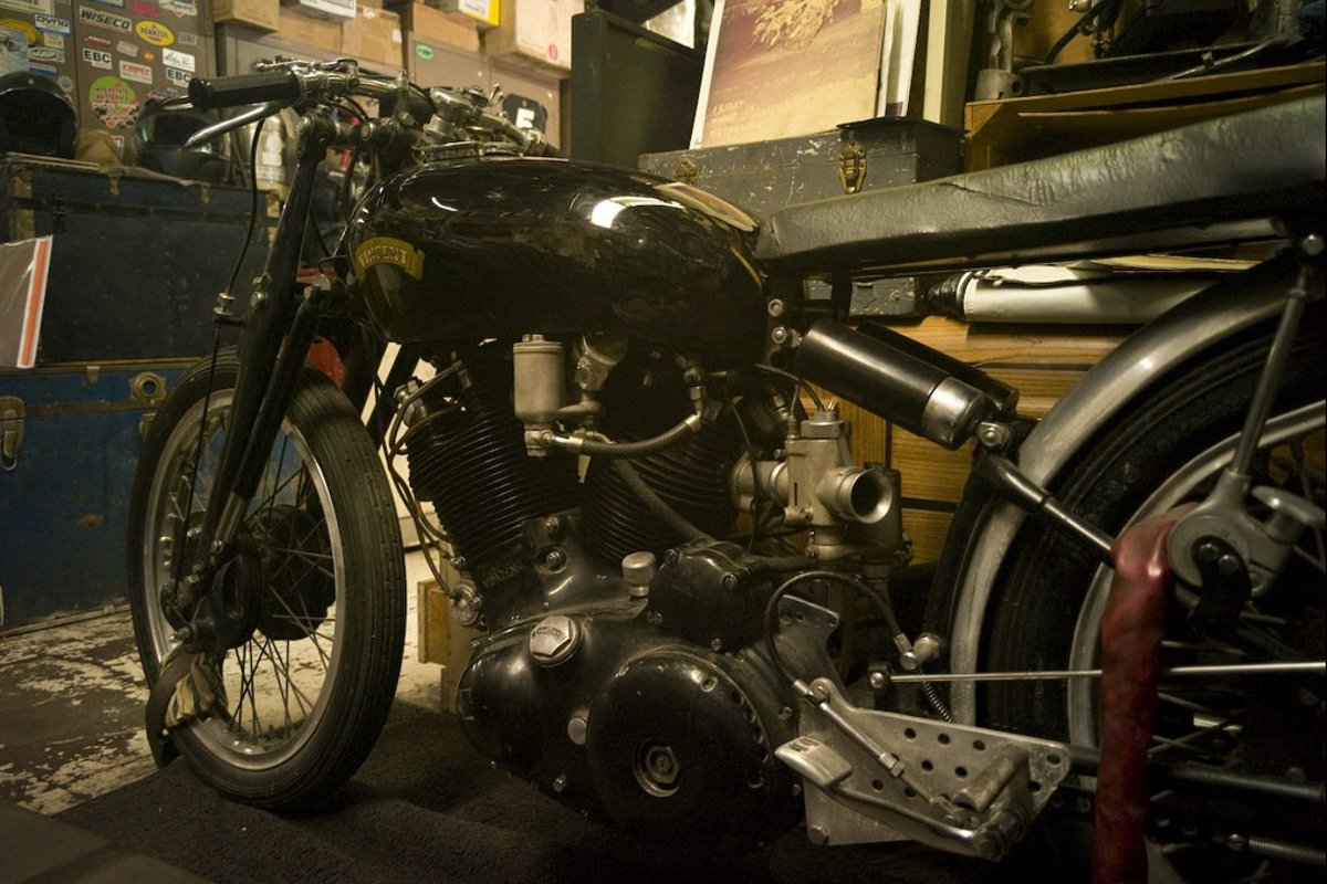 L'atelier moto de Century Motorcycles, à travers l'objectif de Grant Ray...