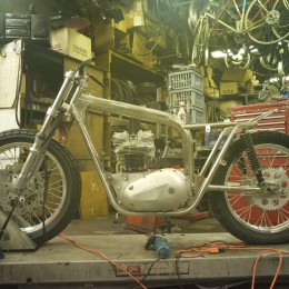 L'atelier moto de Century Motorcycles, à travers l'objectif de Grant Ray...