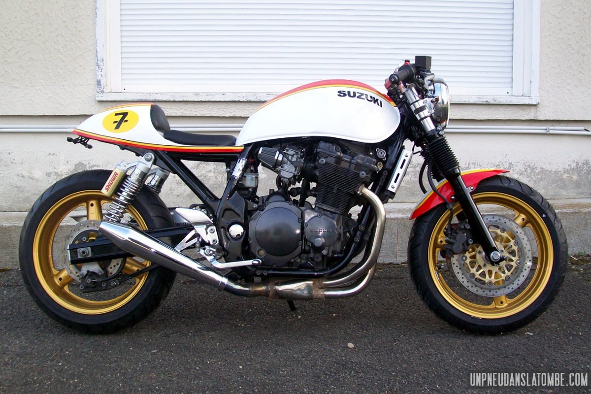 Une Suzuki 750 Inazuma cafe-racer, dédiée à Barry Sheene...