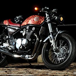 Une Kawasaki 550 Zephyr cafe-racer, signée Oldies'n Classic Spirit...