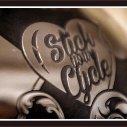 "Stick your cycle" : la gravure chimique au service du custom !