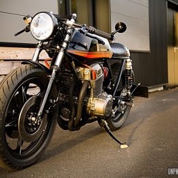 Une Honda CB 750 Four cafe-racer, signée "Sur les chapeaux de roues"...