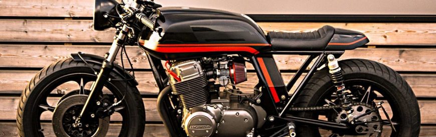 Une Honda CB 750 Four cafe-racer, signée "Sur les chapeaux de roues"...