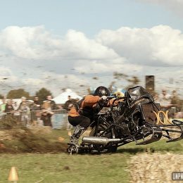 Unimotorcycle Drag Races : un pneu dans la boue !