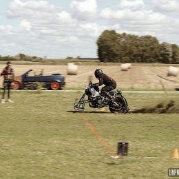 Unimotorcycle Drag Races : un pneu dans la boue !