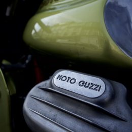 Une Moto Guzzi V7 Sport 1972, immortalisée chez Legend Motors...