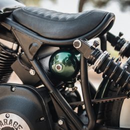 Une Harley-Davidson 1340 bobber, signée Taverne Motorcycle...