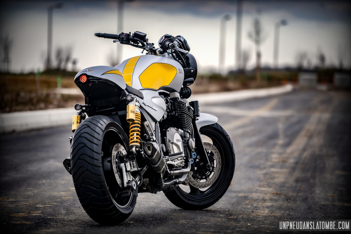 Yamaha XJR 1300 caferacer un gros roadster sorti de chez Badmotos