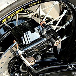Suzuki DR 650 cafe-racer : Olivier est "back in black".