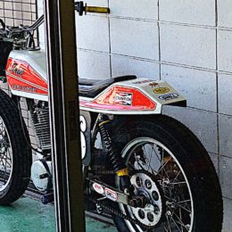 Yamaha TT500 flat-tracker : une bécane signée Buddy Custom Cycles.