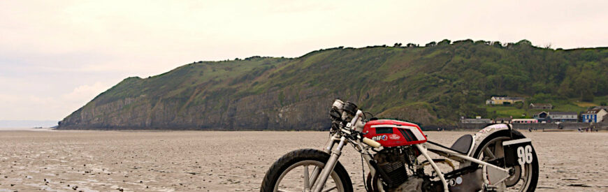 Vus à Pendine Sands : Greg et sa Suzuki DR 600 de land speed racing.