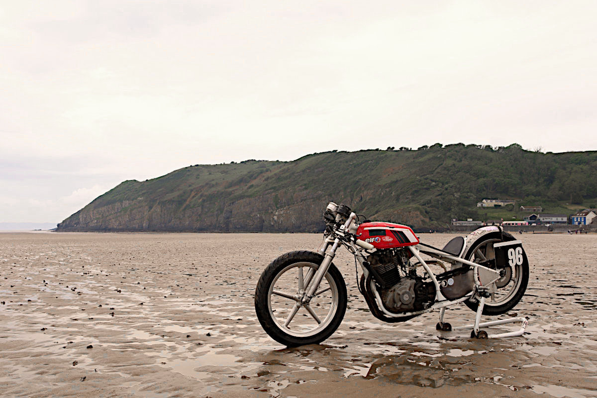 Vus à Pendine Sands : Greg et sa Suzuki DR 600 de land speed racing.
