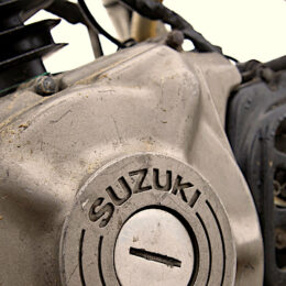 Vus à Pendine Sands : Greg et sa Suzuki DR 600 de land speed racing.