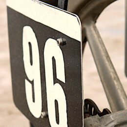 Vus à Pendine Sands : Greg et sa Suzuki DR 600 de land speed racing.
