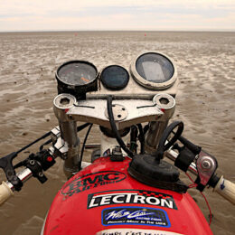 Vus à Pendine Sands : Greg et sa Suzuki DR 600 de land speed racing.