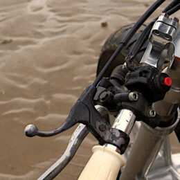 Vus à Pendine Sands : Greg et sa Suzuki DR 600 de land speed racing.