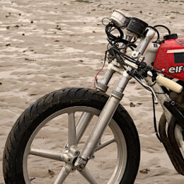 Vus à Pendine Sands : Greg et sa Suzuki DR 600 de land speed racing.