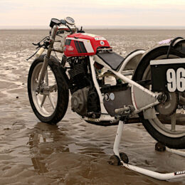 Vus à Pendine Sands : Greg et sa Suzuki DR 600 de land speed racing.