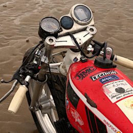 Vus à Pendine Sands : Greg et sa Suzuki DR 600 de land speed racing.