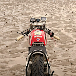 Vus à Pendine Sands : Greg et sa Suzuki DR 600 de land speed racing.