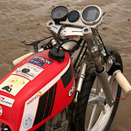Vus à Pendine Sands : Greg et sa Suzuki DR 600 de land speed racing.