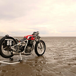 Vus à Pendine Sands : Greg et sa Suzuki DR 600 de land speed racing.