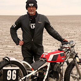 Vus à Pendine Sands : Greg et sa Suzuki DR 600 de land speed racing.