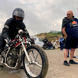 Vus à Pendine Sands : Greg et sa Suzuki DR 600 de land speed racing.