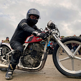 Vus à Pendine Sands : Greg et sa Suzuki DR 600 de land speed racing.