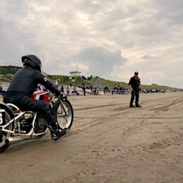 Vus à Pendine Sands : Greg et sa Suzuki DR 600 de land speed racing.
