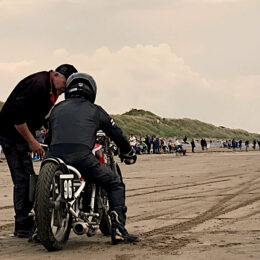 Vus à Pendine Sands : Greg et sa Suzuki DR 600 de land speed racing.