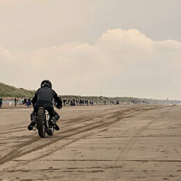 Vus à Pendine Sands : Greg et sa Suzuki DR 600 de land speed racing.