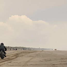 Vus à Pendine Sands : Greg et sa Suzuki DR 600 de land speed racing.